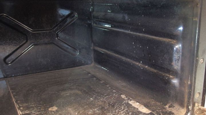 Ein dreckiger Backofen zeigt sichtbare Verschmutzungen und Fettr&uuml;ckst&auml;nde im Inneren, ideal zur Diskussion von Reinigungstechniken.