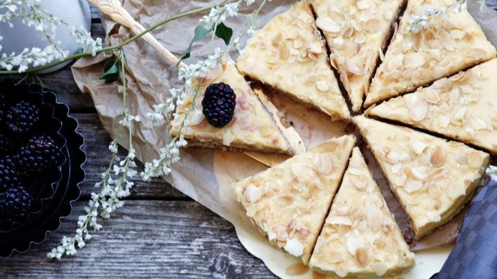 Ein perfekt geschnittener Tortenboden, gleichm&auml;&szlig;ig hoch und glatt, auf einem Holzuntergrund mit Beeren und Deko.