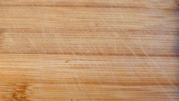 Ein Holzbrettchen liegt auf einem Tisch, bereit zum Abhobeln in einer Werkstatt-&auml;hnlichen Umgebung mit nat&uuml;rlichem Licht.