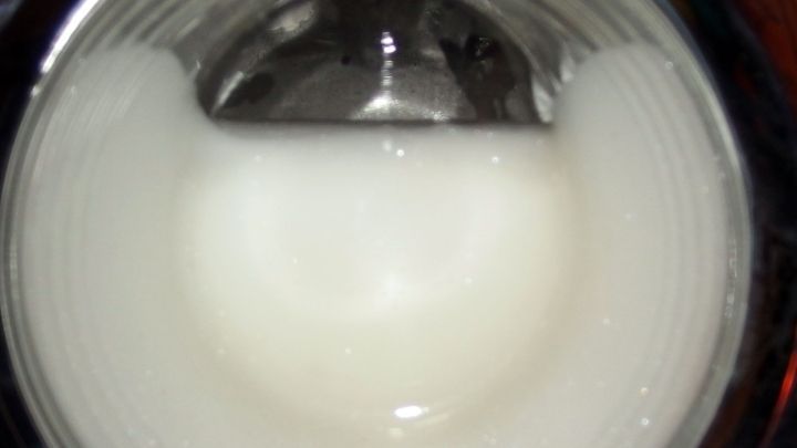 Eine runde Waschmittelschublade zeigt einen dichten Schaum, der nicht &uuml;berl&auml;uft, im Innenraum einer Waschmaschine.