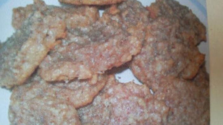 Leckere Marzipan-Zimt-Pl&auml;tzchen liegen auf einem hellen Teller und warten darauf, serviert zu werden.