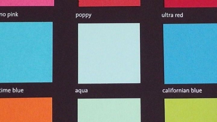 Bunte Farbkarten zeigen eine Auswahl lebendiger Farben wie Aqua, die f&uuml;r Farbtherapie bei Kinderkrankheiten verwendet werden.