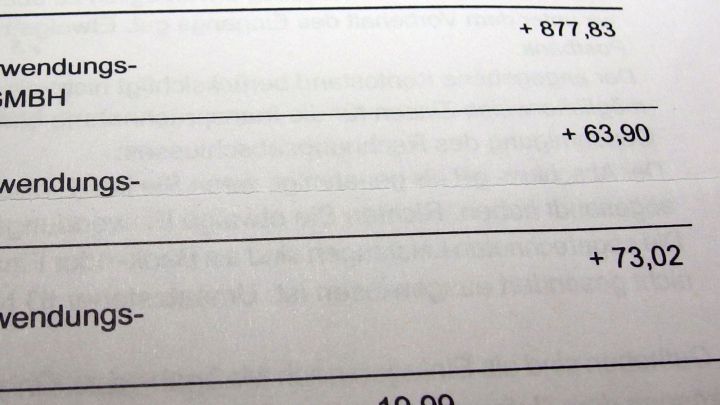Eine Tabelle zeigt finanzielle Transaktionen mit Soll und Haben, um die monatlichen Finanzen zu &uuml;berwachen.