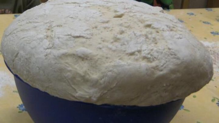 So l&auml;sst du Hefeteig schneller aufgehen: Stelle die Sch&uuml;ssel in warmes Wasser &ndash; das Ergebnis kann sich sehen lassen!