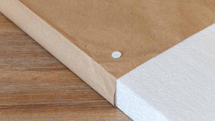 Eine Pinnwand aus Styropor liegt auf einem Tisch, bereit f&uuml;r kreative Gestaltung mit Notizen oder Bildern.