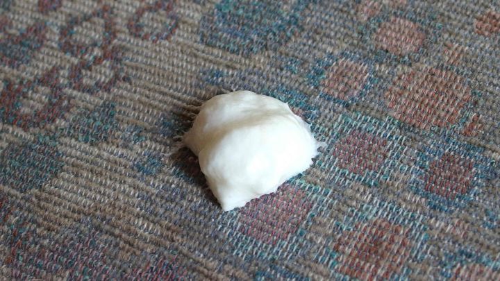 Ein kleiner Rasierschaum-Blob liegt auf einem gemusterten Polster, bereit, Kugelschreiberflecken zu entfernen.