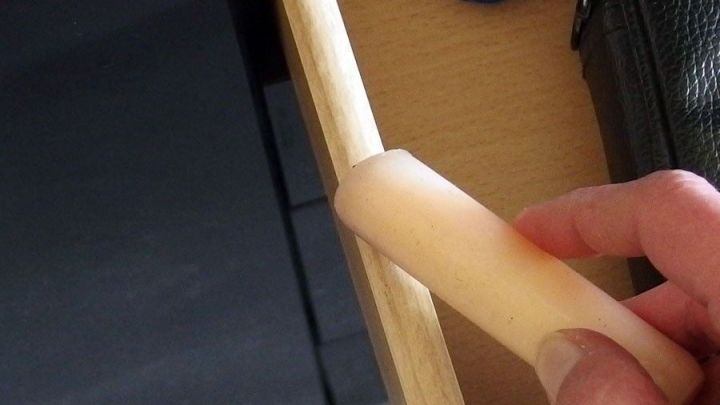 Eine Hand reibt mit Seife &uuml;ber den Schubladenschieber, um eine klemmende Schublade im M&ouml;belst&uuml;ck zu l&ouml;sen.