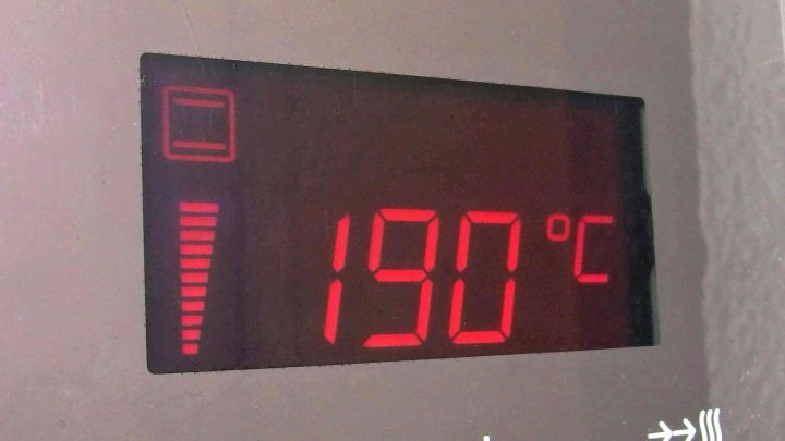 Ein digitales Display zeigt 190&deg;C an, w&auml;hrend der Backofen aufgeheizt wird, um optimale Kochbedingungen zu schaffen.