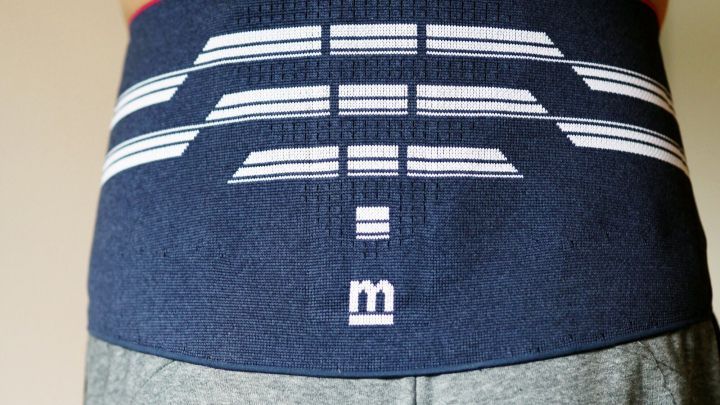 Ein Nierengurt ist um die Taille einer Person angelegt, um bei Kreuzschmerzen Unterst&uuml;tzung zu bieten.