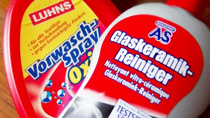 Eine Flasche mit Putzmittel steht auf einem Tisch, w&auml;hrend sie gef&auml;hrlich f&uuml;r kleine Kinder sein kann.