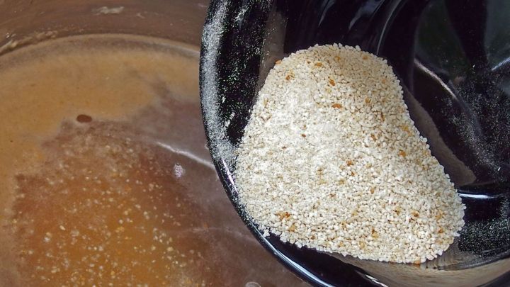 Ein St&uuml;ck Brot wird &uuml;ber einer Br&uuml;he gehalten, um als So&szlig;enbinder zu dienen und die Fl&uuml;ssigkeit zu verdicken.