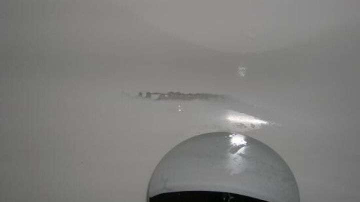 Ein Mineralguss-Waschbecken zeigt einen Kratzer an der Oberfl&auml;che, was auf unsachgem&auml;&szlig;e Handw&auml;sche hinweist.