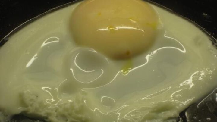 Mit diesem Trick gelingt dir ein Spiegelei in der Mikrowelle schnell und unkompliziert, wie das Bild im Artikel zeigt.