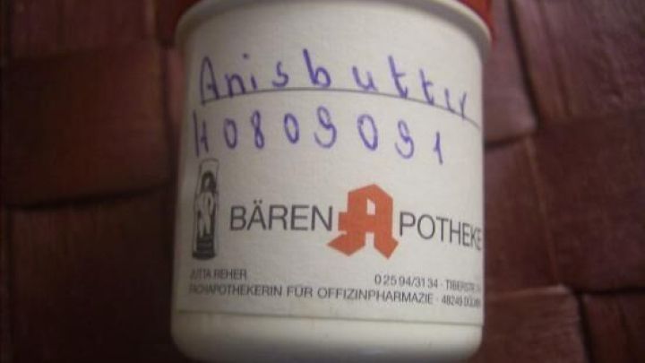 Anisbutter aus der Apotheke hilft bei einer verstopften Nase und Nebenh&ouml;hlen &ndash; einfach d&uuml;nn auf Brust und Nase auftragen.