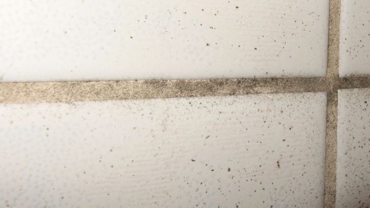 Fliesenfugen sind sichtbar verschmutzt und zeigen graue R&uuml;ckst&auml;nde. Handwaschpaste wird empfohlen, um sie zu reinigen.