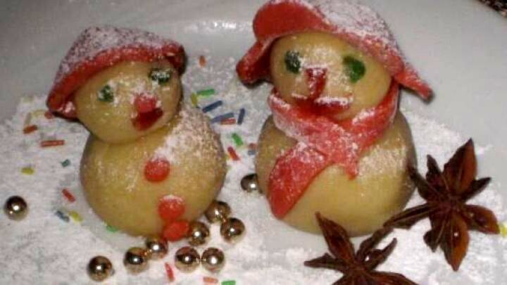 Marzipan als festliche Weihnachtsdeko: Bastle s&uuml;&szlig;e Schneem&auml;nner, die auf deinem Weihnachtstisch f&uuml;r echte Hingucker sorgen.