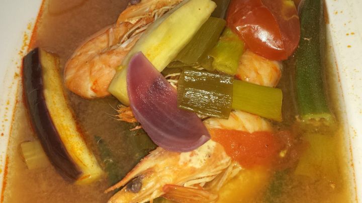 Eine bunte indonesische Gem&uuml;sesuppe mit Garnelen, Tomaten und verschiedenen Gem&uuml;sen schwimmt in einer aromatischen Br&uuml;he.