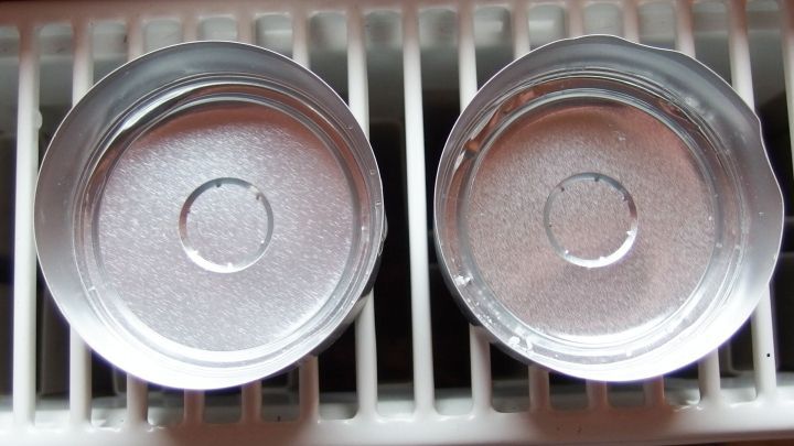 Zwei leere Dosen stehen auf einem Heizk&ouml;rper, w&auml;hrend der Raum mollig warm ist, was einen trockenen Hals beg&uuml;nstigen k&ouml;nnte.