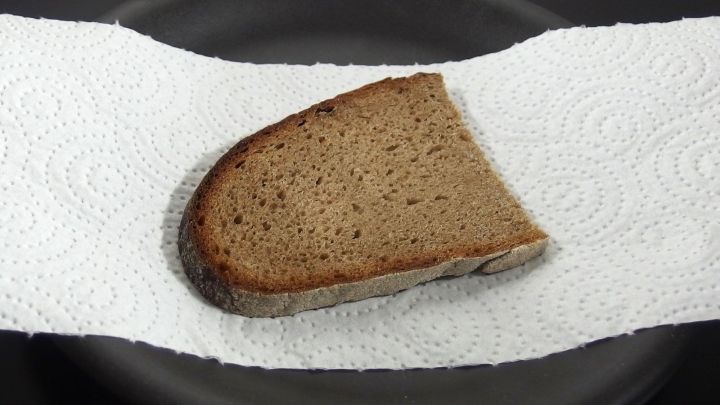 Ein St&uuml;ck Brot liegt auf einem K&uuml;chentuch in einer schwarzen Sch&uuml;ssel, um den Abwasch zu reduzieren und die Hygiene zu f&ouml;rdern.