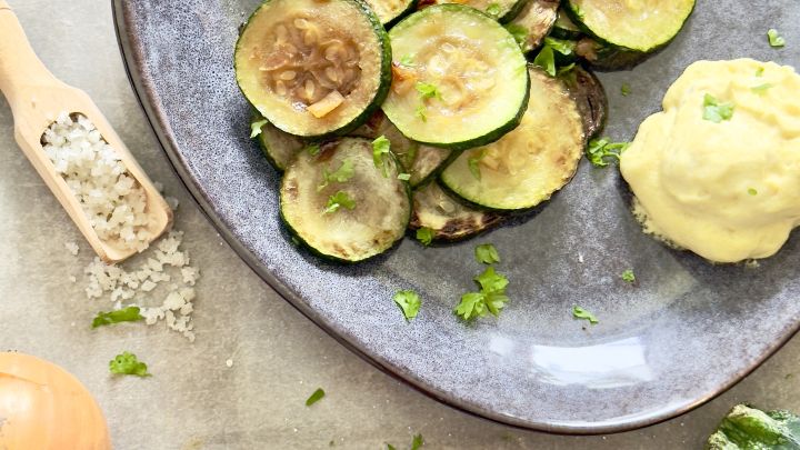 Zucchini mit Senfsabayon: Probiere das raffinierte Rezept mit frischer Zucchini, Zwiebeln und cremiger Sabayon als besondere Beilage.