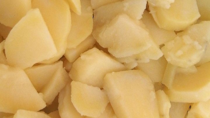 Kleingeschnittene Kartoffelscheiben liegen lose nebeneinander, wodurch sie nicht aneinander kleben und frisch wirken.
