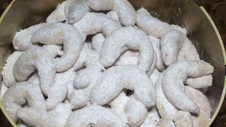 Zarte Vanillekipferl liegen &uuml;ppig in einer Sch&uuml;ssel und wirken verf&uuml;hrerisch mit ihrer Puderzucker-Beschichtung.