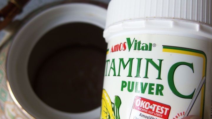 Ein Beh&auml;lter mit Vitamin-C-Pulver wird ge&ouml;ffnet, um nat&uuml;rliche Hilfe bei Zahnfleischentz&uuml;ndungen zu bieten.
