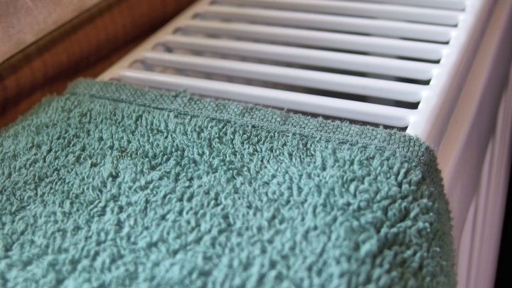 Ein gr&uuml;nes Handtuch liegt auf einem Heizk&ouml;rper, das den Zigarettengestank absorbieren soll. Der Raum scheint hell und sauber.
