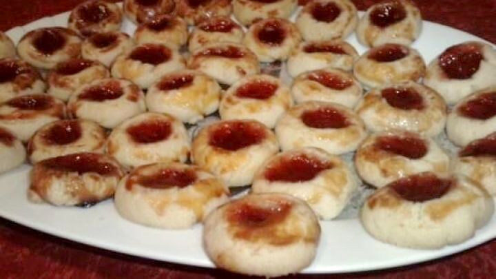 Mit diesem Rezept f&uuml;r Jel&auml;nger, Jelieber Pl&auml;tzchen zauberst du m&uuml;rbe Kekse mit fruchtiger Marmeladenf&uuml;llung auf den Tisch.