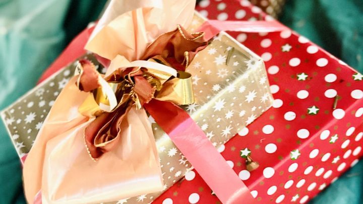 Mit einer Weihnachtsgeschenkliste beh&auml;ltst Du den &Uuml;berblick und vermeidest Stress beim Schenken. Die festlich verpackten Geschenke auf dem Bild zeigen, wie Liebe und Vorbereitung eine frohe Weihnachtszeit bereiten k&ouml;nnen.