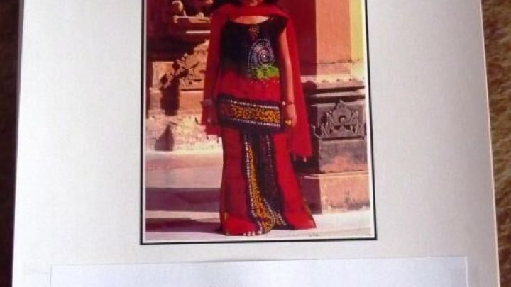 Ein Fotokalender zeigt ein Kind in bunter Kleidung vor antiker Architektur; unten ist das Kalendarium f&uuml;r September 2011.