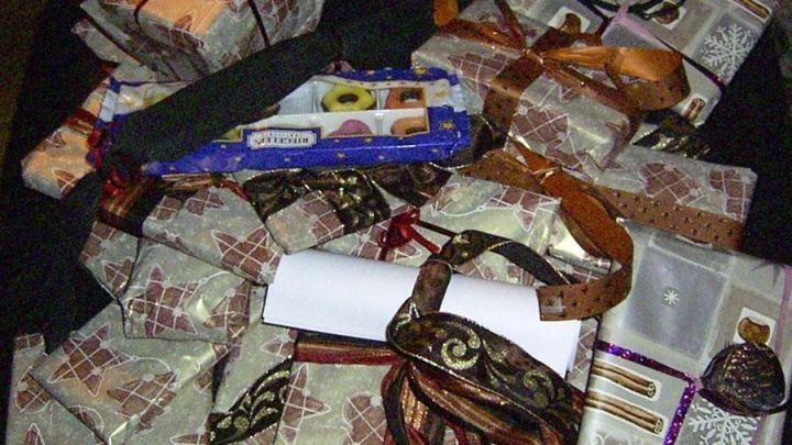 Bunte Geschenke liegen verstreut auf einem Tisch, w&auml;hrend sie darauf warten, gemeinsam ge&ouml;ffnet zu werden.