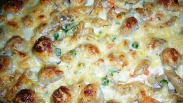 Schneller Nudelauflauf mit W&uuml;rstchen und Gem&uuml;se &ndash; ein kinderfreundliches Rezept, das allen am Familientisch schmeckt.