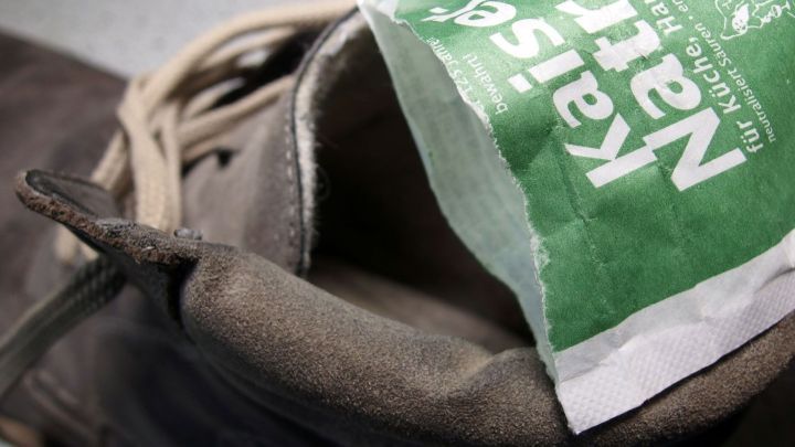 Eine offene, abgedunkelte Schuhinnenseite mit einem P&auml;ckchen Natron, das zur Bek&auml;mpfung von Schwei&szlig;f&uuml;&szlig;en verwendet wird.