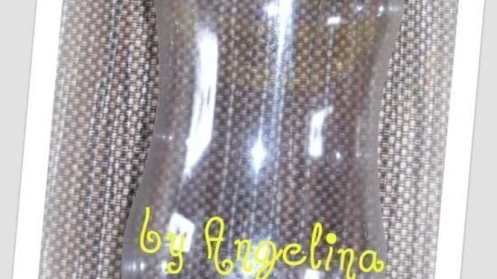 Ein transparenter Gew&uuml;rzstreuer mit gelbem Deckel steht auf einem geflochtenen Untergrund. Text: "by Angelina".