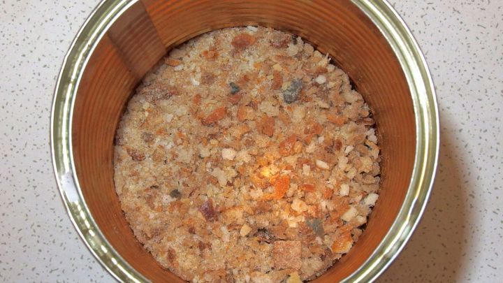 Ein runder Beh&auml;lter zeigt exotisches, grobes Paniermehl, das in einer hellen Umgebung gut zur Geltung kommt.