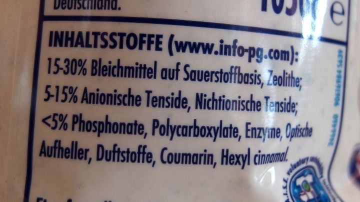 Eine Zutatenliste ist zu sehen, die Informationen &uuml;ber Inhaltsstoffe und deren Anteile enth&auml;lt, was beim Vermeiden von Zauberflecken auf Teppichen hilft.