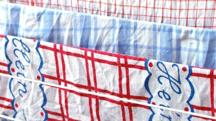 Saubere, frisch duftende W&auml;sche h&auml;ngt ordentlich auf einer Leine im Freien, umweltfreundlich und effektiv gegen muffige W&auml;sche.