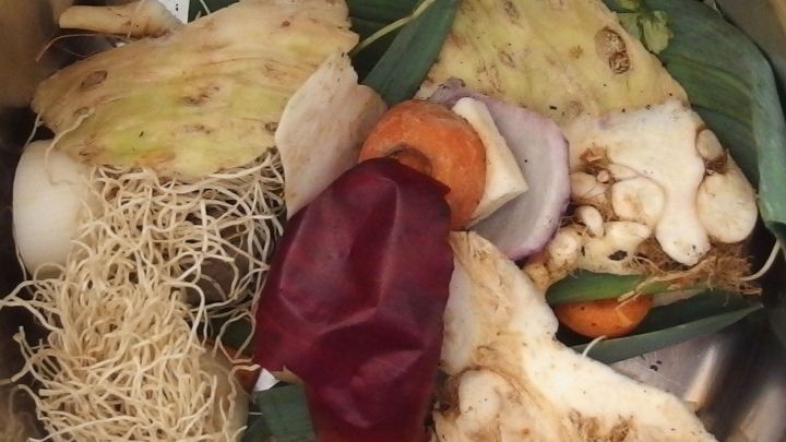 In einem Topf liegen verschiedene frische Gem&uuml;se und Kr&auml;uter, die f&uuml;r die Br&uuml;he zur Zubereitung von So&szlig;en und Suppen vorbereitet werden.