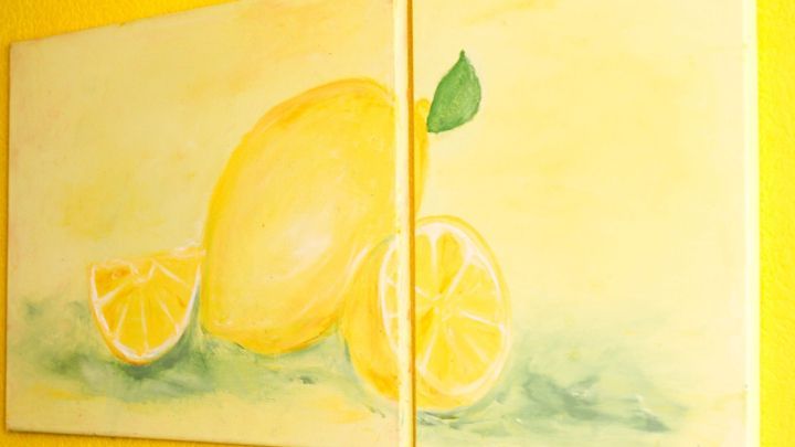 Ein leuchtendes Keilrahmenbild zeigt eine gro&szlig;e Zitrone und einige Zitronenscheiben auf einem gelben Hintergrund.