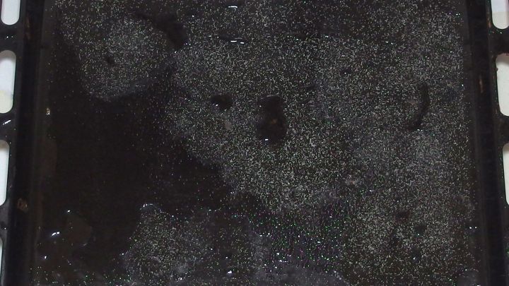 Ein schmutziges Backblech liegt flach und zeigt eingetrocknete R&uuml;ckst&auml;nde, das zur Reinigung ohne Chemie vorbereitet ist.