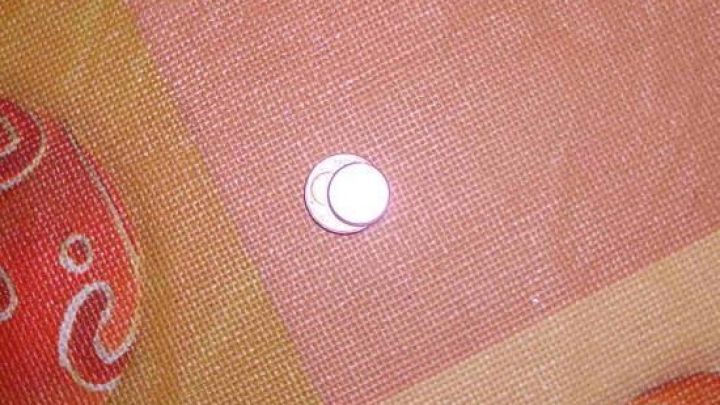 Zwei M&uuml;nzen liegen auf einem bunten Stoff, bereit zur Verwendung im Geldbeutel f&uuml;r schnelle Zahlungen.