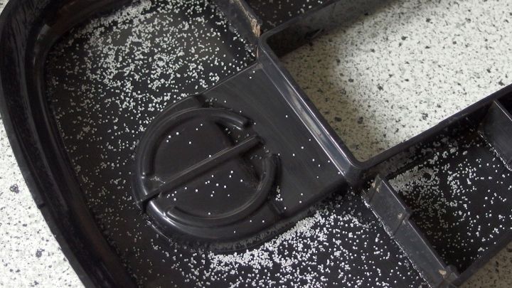 Eine Tropfschale der Kaffeemaschine liegt dreckig auf einer Arbeitsplatte, um Schimmelbildung zu vermeiden.