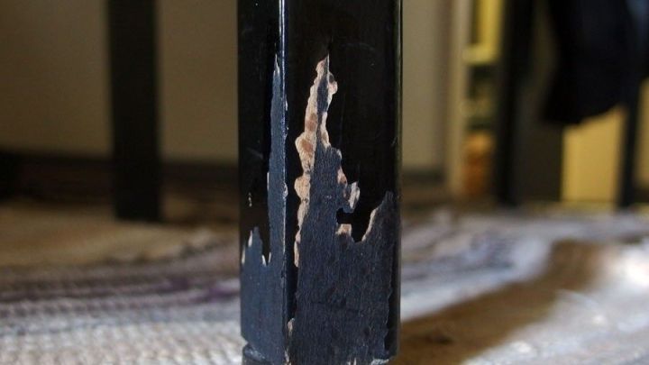 Ein besch&auml;digtes Stuhlbein zeigt Kratzer und Abnutzungsspuren, verursacht durch das Knabbern von Haustieren im Wohnraum.