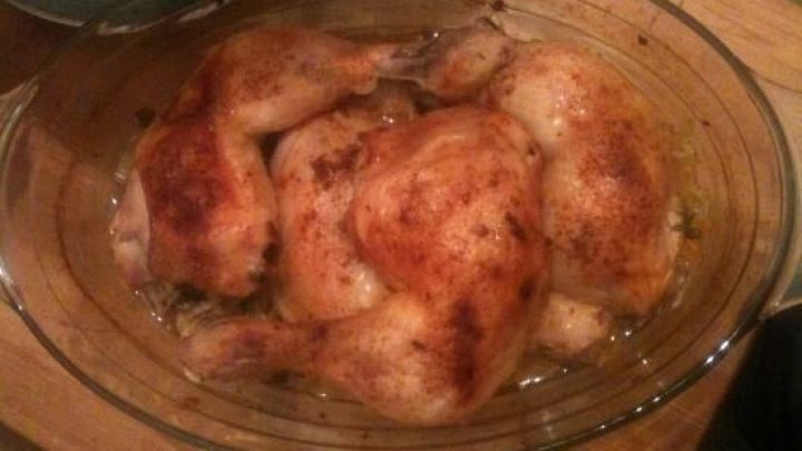 So gelingen dir knusprige H&auml;hnchenschenkel im Br&auml;ter &ndash; au&szlig;en goldbraun, innen herrlich saftig wie im Rezept beschrieben.