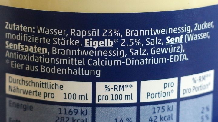 Zutatenliste mit Wasser, Raps&ouml;l und anderen Inhaltsstoffen zeigt Allergene und F&uuml;llstoffe auf einem Lebensmittelprodukt.