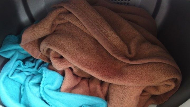 Weiche W&auml;sche liegt zusammen in einem Trockner, w&auml;hrend sie sich sanft dreht und f&uuml;r eine angenehme Textur sorgt.