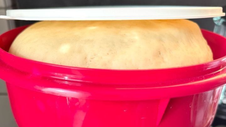 Um einen Hefeteig perfekt aufgehen zu lassen, verwende einen einfachen Trick mit W&auml;rme. Stelle die Sch&uuml;ssel auf ein K&uuml;chenger&auml;t, um eine leicht erh&ouml;hte Temperatur zu nutzen. So gelingt Dein Teig wie im Bild gezeigt ideal.