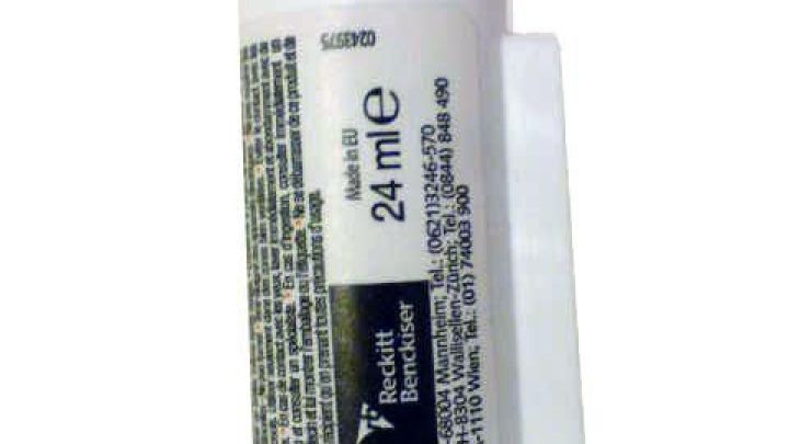 Eine Nachf&uuml;llflasche des Air Wick FreshMatic Mini zeigt die ben&ouml;tigte Aktion zum kosteng&uuml;nstigen Auff&uuml;llen.