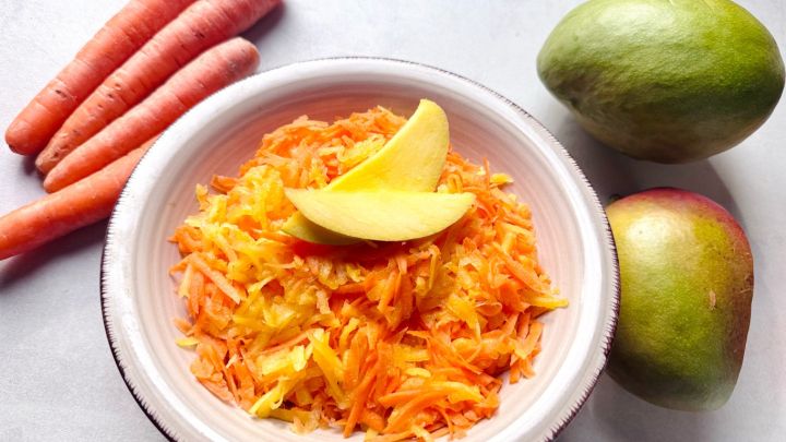 M&ouml;hren-Mangosalat mit exotischem Dressing: frischer Rohkostmix aus Karotten und Mango.